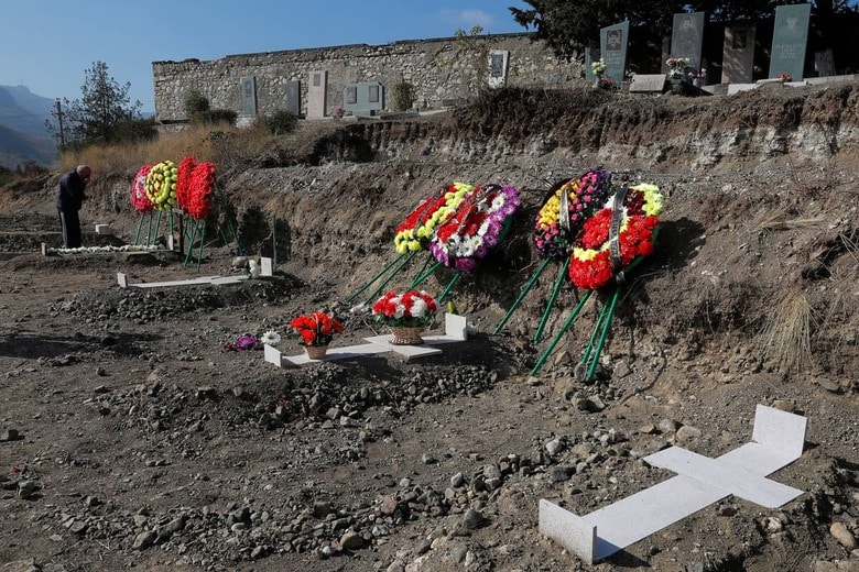 ナゴルノ・カラバフ分離地域を巡る軍事衝突で死亡した兵士の墓（2020年撮影）　Stringer-REUTERS