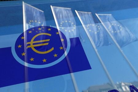 　欧州中央銀行（ＥＣＢ）理事会メンバーのドレンツ・スロベニア中銀暫定総裁は、新たなショックが発生しない限り、ＥＣＢは金利を据え置くべきだと述べ、追加緩和なしではインフレ率が低下しすぎる可能性があるという見方を否定した。写真はＥＣＢ本部の窓に映る欧州連合の旗。フランクフルトで２０１６年４月撮影（２０２５年　ロイター／Ralph Orlowski）