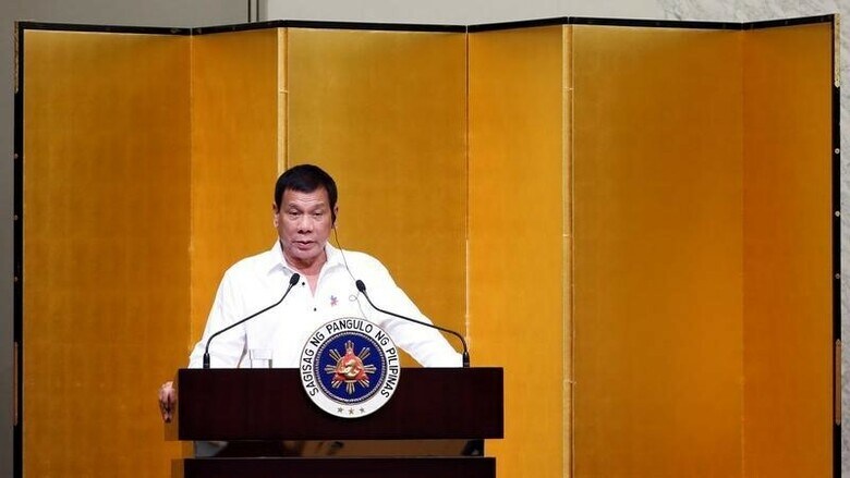 １０月２６日、来日中のフィリピンのドゥテルテ大統領は、先週実施した中国訪問について、経済問題について意見交換を行ったと説明した上で、軍事問題や同盟関係については話さなかったと表明した。都内で開かれた日系企業幹部との昼食会で撮影（２０１６年　ロイター／Kim Kyung-Hoon）