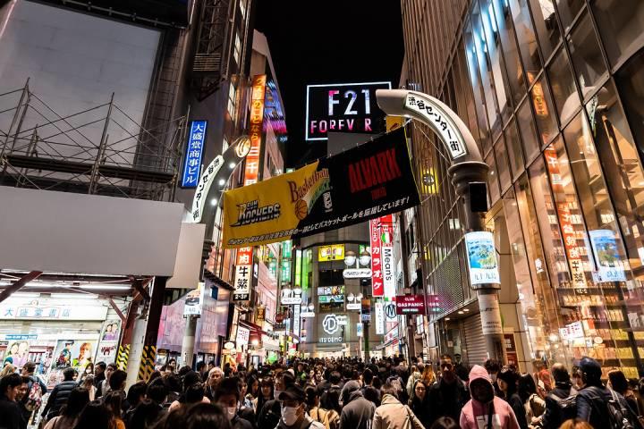 2018年、渋谷のスクランブル交差点を見下ろし輝くフォーエバー21の看板　krblokhin-iStock