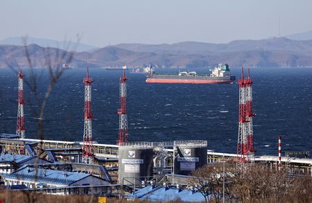 　中国によるロシア産原油の輸入量が、２月は３カ月連続で増加し、過去最高を更新する見通しだ。米国の圧力によりインドが購入を減らしたことで、大幅に値引きされた原油を中国の独立系製油所が買い付けた。ナホトカで２０２２年１２月撮影（２０２６年　ロイター／Tatiana Meel）