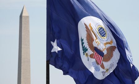 １１月２日、米国務省報道官は、韓国東岸から６０キロ弱の海上に落下した北朝鮮による弾道ミサイル発射を非難した。写真は米国務省の旗。ワシントンで２０１８年５月撮影（２０２２年　ロイター/Kevin Lamarque）