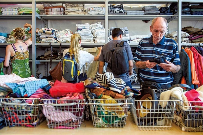 ベルリンの古着倉庫　GREGOR FISCHERｰPICTURE ALLIANCE/GETTY IMAGES