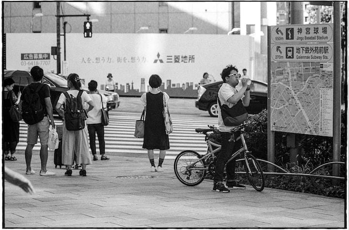住宅建設の制約が少なく、電車・自転車通勤が常識の東京の都心部はアメリカのYIMBYには理想的に映るかもしれない＝青山通り・南青山3丁目交差点にて（撮影：内村コースケ）
