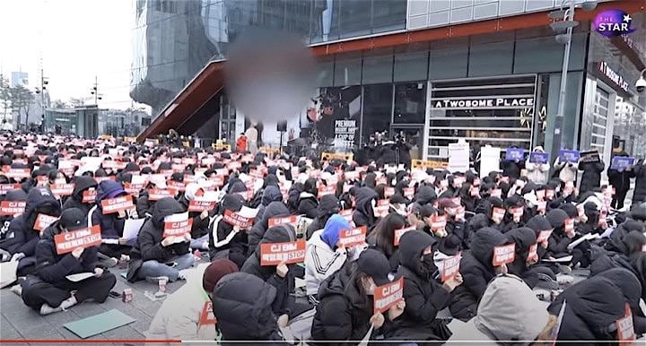 韓国では政治だけでなく、K-POPファンも抗議デモをして、自らの意志を伝えようとする。더스타 / The STAR / YouTube