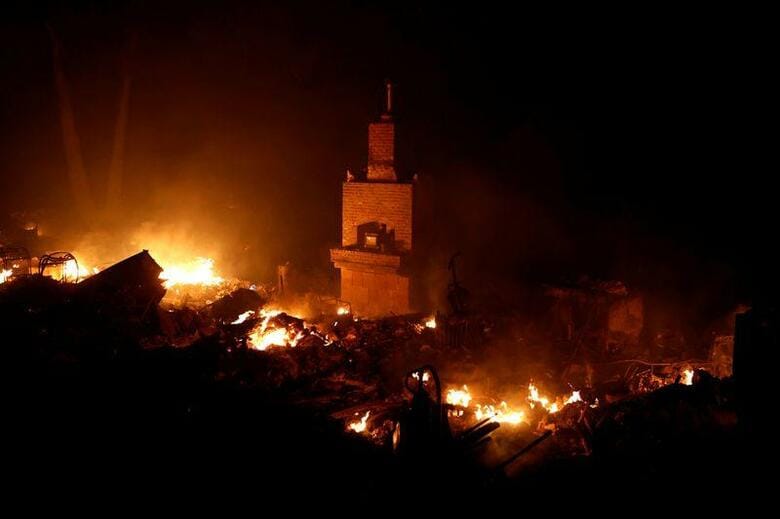 米カリフォルニア州で発生した落雷による山火事は被害面積が2倍以上に拡大し、同州史上で最大規模となった。避難を余儀なくされた住民は17万5000人に上っている。写真は8月20日、カリフォルニア州のボルダークリークで(2020年　ロイター/tephen Lam)