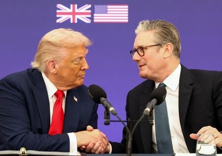 英国を国賓訪問中のトランプ米大統領は１８日、スターマー英首相とロンドン郊外にある首相の公式別荘「チェッカーズ」で会談した。（２０２５年　ロイター/Kevin Lamarque）