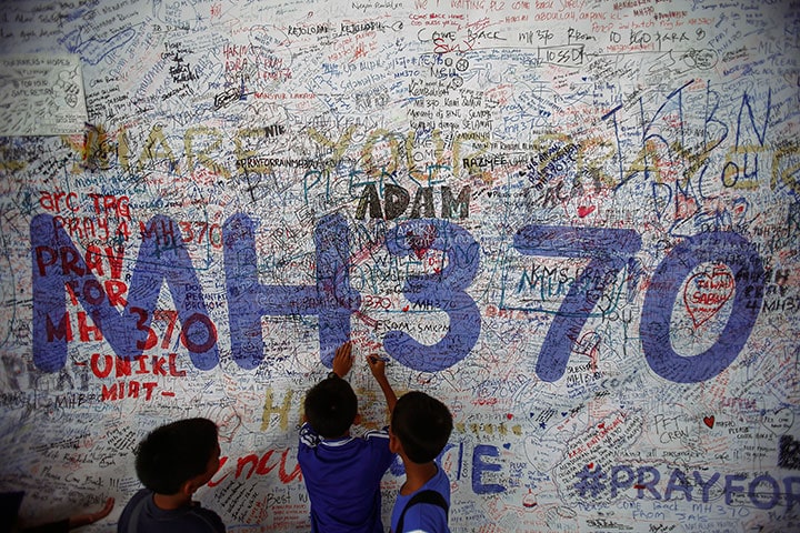 MH370便の乗員乗客の無事を祈るメッセージ（クアラルンプール国際空港）　Samsul Said- REUTERS