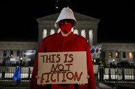 米最高裁の中絶権否定判決で再び注目される『侍女の物語』