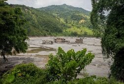 ネパール土石流、ヒンドゥー教の服喪最終日迎え半旗　捜索は続く