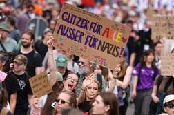 独極右ＡｆＤが党大会で政権奪取に意欲、数千人が抗議デモ
