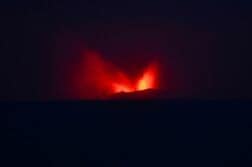 インドネシア火山噴火で8空港が一時閉鎖、乗客約17万人に影響