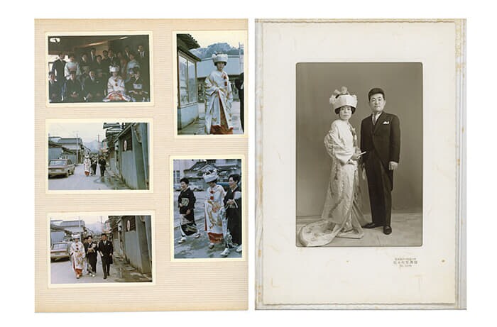祖父・佐々木虎猪による婚礼のスタジオ写真（右）と、若き日の父・佐々木厚が仲人に導かれる新郎新婦を街角で撮ったアルバムの1ページ（左）。今はなき町の姿が刻まれている