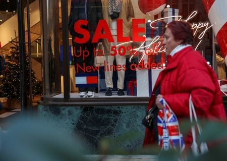 　１月１７日、英国立統計局（ＯＮＳ）が発表した２０２４年１２月の小売売上高（数量ベース）は前月比０．３％減で予想外のマイナスとなった。写真は２０２３年１２月、ロンドンで撮影（２０２５年　ロイター/Isabel Infantes）