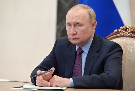 ロシアのプーチン大統領は５日、ウクライナ侵攻を受け対ロシア制裁を科している「非友好国」の投資家がロシアの主要エネルギー事業や銀行などの株式を売却することを年末まで禁止する大統領令に署名した。提供画像（２０２２年　ロイター）