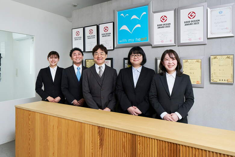 社員一人ひとりの声を大切にし、若手社員も自由に意見や提案ができる職場づくりを推進しているという同社。写真は、代表取締役の雪山大氏（中央）と社員たち
