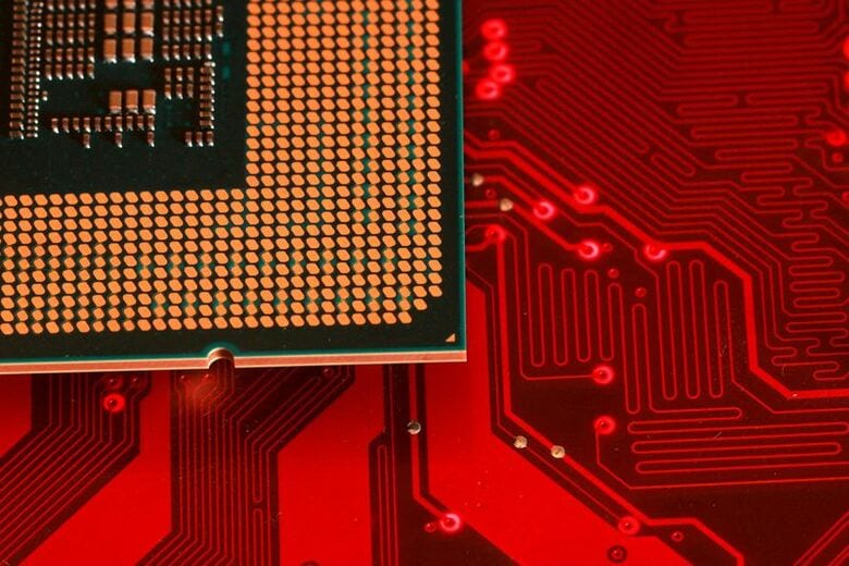 コンピューターのマザーボードとチップのイメージ写真。2025年8月撮影。REUTERS/Dado Ruvic