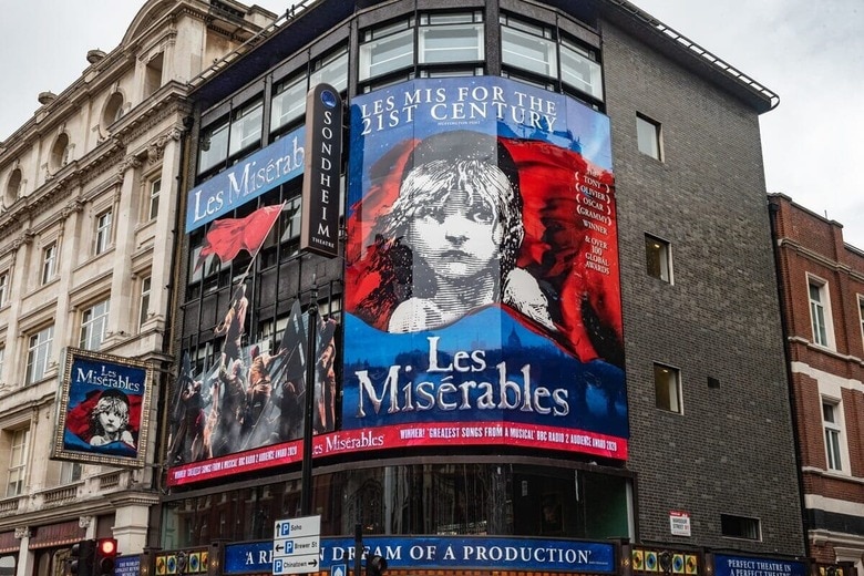 ミュージカル『レ・ミゼラブル』を上演中の英ソンドハイム・シアター外観　John Wreford-shutterstock