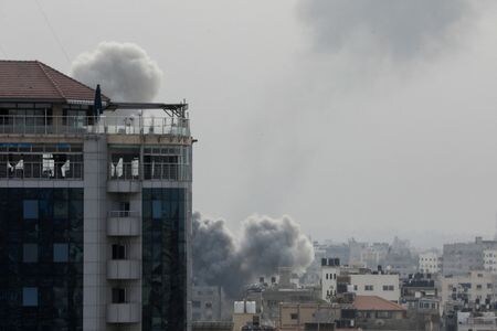 　イスラエル軍がパレスチナ自治区ガザへの地上攻撃を強化する中、ガザ北部で３０日未明に激しい空爆と砲撃があった。パレスチナ側が明らかにした。ガザ市で２９日撮影（２０２３年　ロイター／Yasser Qudih）