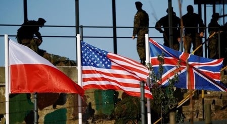 　６月６日、ポーランドで始まった過去１０年以上で最大となる「アナコンダ１６」軍事演習には、２０カ国以上から約３万１０００人の兵士が参加。１カ月後に予定するワルシャワでの北大西洋条約機構（ＮＡＴＯ）サミット前に、同機構の団結と迅速さを誇示する狙いだ。写真は「アナコンダ１６」軍事演習中に掲げられたポーランド、米国、英国の各国旗。７日トルンで撮影（２０１６年　ロイター/Kacper Pempel）