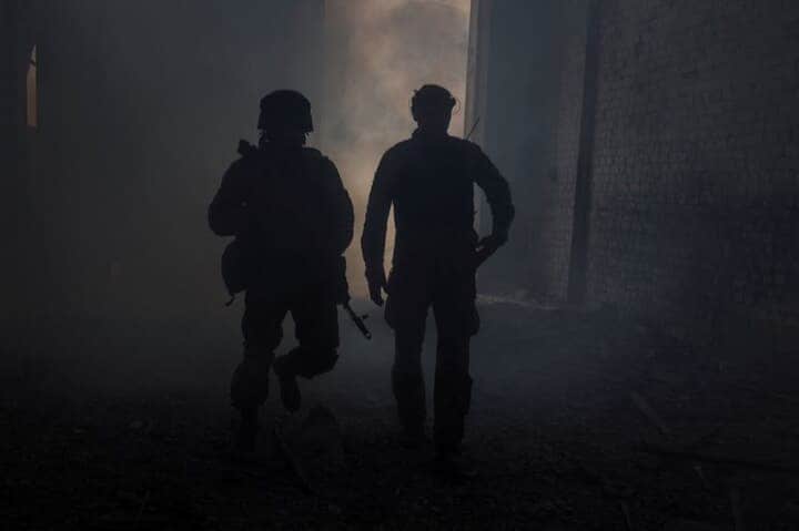 ウクライナ東部ルガンスク州のガイダイ知事は、ウクライナ軍が同州の要衝セベロドネツクから撤退を迫られるとの見通しを示した。写真は20日、セベロドネツクで撮影（2022年　ロイター/Oleksandr Ratushniak）