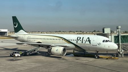 パキスタン国際航空の旅客機、イスラマバード国際空港で2023年撮影 REUTERS/Akhtar Soomro/File Photo