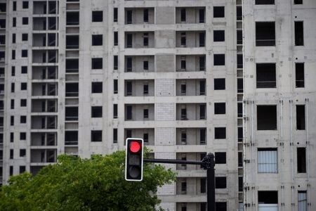 　北京市や深セン市など中国の大都市は、住宅購入者のニーズをよりよく満たす措置を導入する方針を示した。詳細は明らかにしていない。不動産部門の支援を目指す。上海で昨年７月撮影（２０２３年　ロイター　Aly Song）