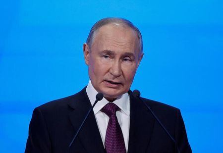 ロシアのプーチン大統領は、北朝鮮との関係をより高いレベルに引き上げると表明し、揺るぎない支援を約束した。北朝鮮国営の朝鮮中央通信（ＫＣＮＡ）が１８日のプーチン氏訪朝に先立ち報じた。写真はモスクワで４月撮影（２０２４年　ロイター／Evgenia Novozhenina）
