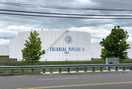 ５月１９日、米パイプライン最大手のコロニアル・パイプラインがサイバー攻撃を受けて稼働停止に追い込まれた問題で、同社のブラント最高経営責任者（ＣＥＯ）は、ハッカー集団からの身代金要求に応じ４４０万ドルを支払ったことを認めた。写真は５月１０日、米ニュージャージー州で撮影（２０２１年　ロイター／Hussein Waaile）