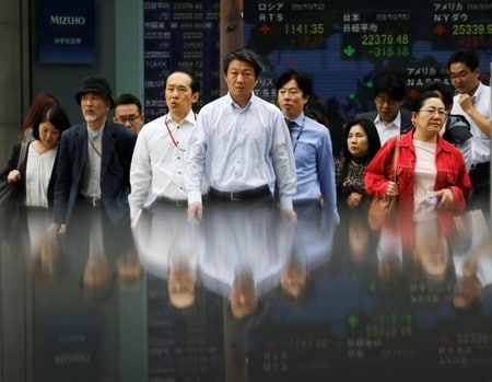 　１０月１９日、寄り付きの東京株式市場で、日経平均株価は前営業日比３１６円１６銭安の２万２３４２円００銭となり、大幅続落で始まった。写真は都内の株価ボード前で１５日撮影（２０１８年　ロイター／Toru Hanai）