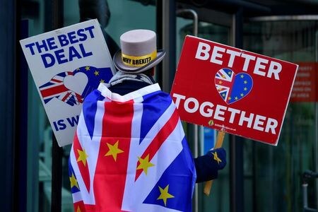 英国と欧州連合（ＥＵ）の貿易交渉を巡り、アイルランドのコーブニー外相は１１日、今週中の決着は困難で、来週に持ち越されるとの見通しを示した。ロンドン市内で英ＥＵ離脱に反対する人。９日撮影（２０２０年　ロイター／Toby Melville）