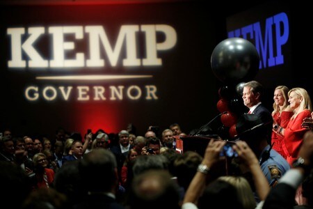 　１１月８日、米中間選挙で注目されたジョージア、フロリダ、アリゾナ各州では、上院選や知事選の開票作業が続いた。写真はジョージア州知事選で勝利宣言した共和党候補のケンプ氏。７日撮影（２０１８年　ロイター/Chris Aluka Berry）