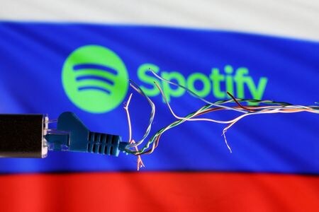 音楽配信大手スポティファイは２５日、ロシアでストリーミングサービスを停止すると発表した。写真は３月１１日撮影（２０２２年　ロイター/Dado Ruvic）