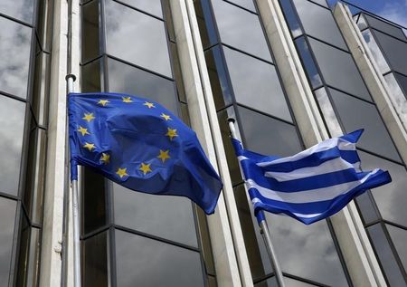　５月１１日、国際通貨基金（ＩＭＦ）高官は、ギリシャがユーロ圏にとどまれるよう、必要な改革を支援する用意があると表明した。ギリシャ国旗と欧州連合（ＥＵ）の旗。ギリシャ外務省で３月撮影（２０１５年　ロイター/Yannis Behrakis）