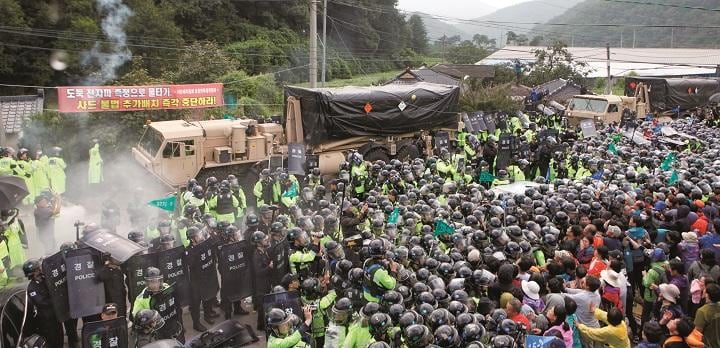 THAADの追加配備には、最初に配備されたときと同様の韓国世論の反発が予想される（2017年9月、慶尚北道星州郡）　YAO QILINーXINHUA／AFLO