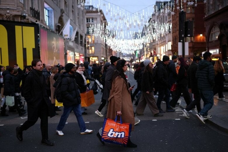 写真は2025年12月、ロンドンのオックスフォード・ストリートで撮影。REUTERS/Isabel Infantes