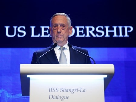 　６月３日、マティス米国防長官は、北朝鮮が経済支援を受けられるのは核開発プログラムを終了するための明確で不可逆的な措置を講じた後になると強調し、米朝首脳会談に向けて困難な道のりが予想されると語った。写真はシンガポールで２日撮影（２０１８年　ロイター/Edgar Su）