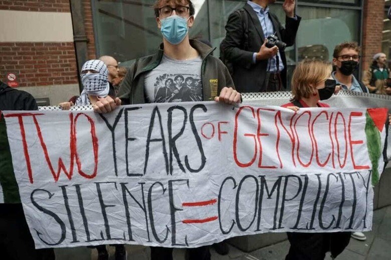 パレスチナ自治区ガザのイスラム組織ハマスによる襲撃から２年の節目となる７日、パレスチナ自治区ガザでのイスラエルの行動に対する抗議デモが複数の都市で開催された。英ロンドンで同日撮影（２０２５年　ロイター/Toby Melville）