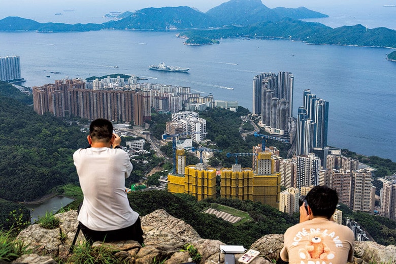 空母「山東」を眺める香港市民　AP/AFLO