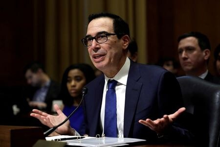 　３月２２日、米国のムニューシン財務長官は２２日、米フォックス・ニュース番組とのインタビューで、米議会が成立を目指す新型コロナウイルスに対応するための景気対策には、３０００ドル規模の家計向け一時給付や米連邦準備理事会（ＦＲＢ）による最大４兆ドルの経済への流動性支援が含まれると明らかにした。２月１２日、ワシントンで撮影（２０２０年　ロイター/Yuri Gripas）