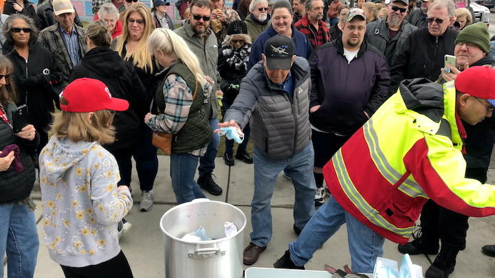 「自由のために」マスクを燃やす人々。子供たちも大人に促されてマスクを投げ込んだ　Dave Reilly Media/REUTERS