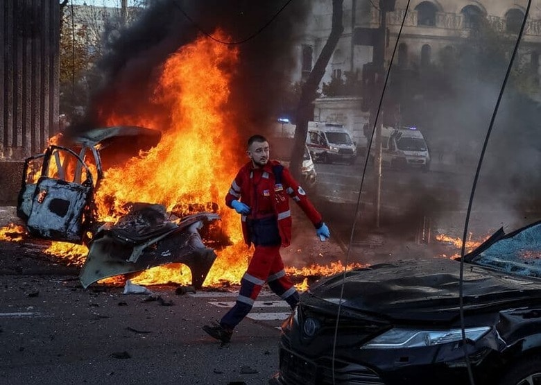 ウクライナの首都キーウやリビウなど複数の都市がロシアのミサイル攻撃を受け、民間人の死傷者が出たほか、電力や水、暖房などのインフラも一部破壊された。写真は１０日、キーウ中心部でロシアの攻撃を受け炎上する車両（２０２２年　ロイター/Gleb Garanich）