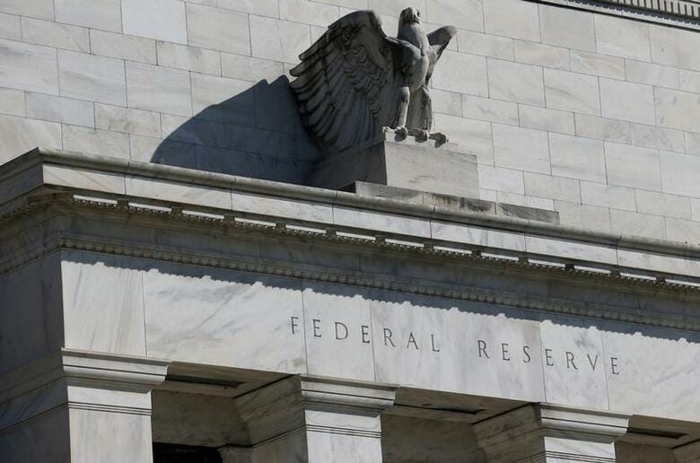 米連邦準備理事会（FRB）は3日、フェデラル・ファンド（FF）金利の誘導目標を50ベーシスポイント（bp）引き下げ、1．00─1．25％にすると発表した。新型コロナウイルスの感染拡大による影響から米経済を守る。ワシントンの 米連邦準備理事会（FRB）で昨年3月撮影（2020年　ロイター/Leah Millis）