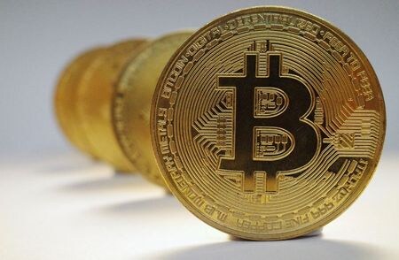 　暗号資産（仮想通貨）ビットコインは２１日のアジア取引で小幅下落。前日は、米初のビットコイン先物ＥＴＦ（上場投資信託）を巡る期待を背景に６万７０１６ドルを付け最高値を更新していた。写真はイメージ（２０２１年　ロイター／Edgar Su）