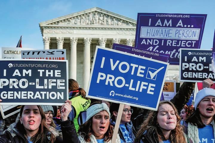最高裁前で中絶禁止を掲げるデモ隊(19年1月、ワシントン) JOSHUA ROBERTSーREUTERS