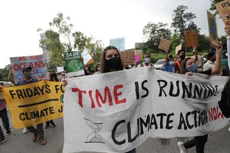 　９月３０日、インド政府の首席経済顧問を務めるＫ・Ｖ・スブラマニアン氏は３０日、１０月末から英グラスゴーで開催される国連気候変動枠組条約第２６回締約国会議（ＣＯＰ２６）に向け、富裕国は途上国の気候変動対策のため２００９年に設定した年間１０００億ドルの拠出目標をはるかに上回る支援を行う必要があると訴えた。写真は気候変動と戦うための緊急対策を求めて更新する人々。ニューデリーで２４日撮影（２０２１年　ロイター／Anushree Fadnavis）