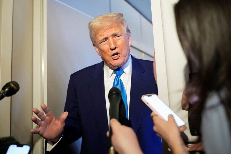 大統領専用機の機内で記者団の取材に応じるトランプ　Kent Nishimura-REUTERS