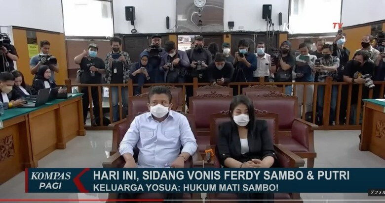 南ジャカルタ地方裁判所に出廷したフェルディ・サンボ被告（左）と妻のプトリ被告　KOMPASTV / YouTube