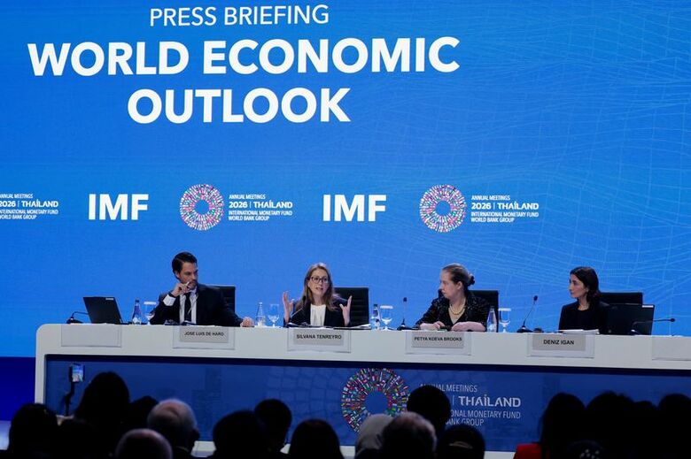 国際通貨基金（IMF）のチーフエコノミスト、シルバナ・テンレイロ氏ら。10月13日、タイのバンコクで撮影。REUTERS/Patipat Janthong