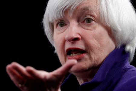 イエレン米財務長官（写真）は２５日、１１月の米大統領選に向け民主党の大統領候補となる見通しのハリス副大統領について、米国が直面する世界的な問題への対応で「何が必要か深く理解している」という認識を示した。２０１７年１２月撮影（２０２４年　ロイター/Jonathan Ernst/File Photo）